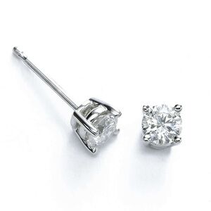 Elegant Silver Stud Earrings , high quality diamonds 💎 must have!
